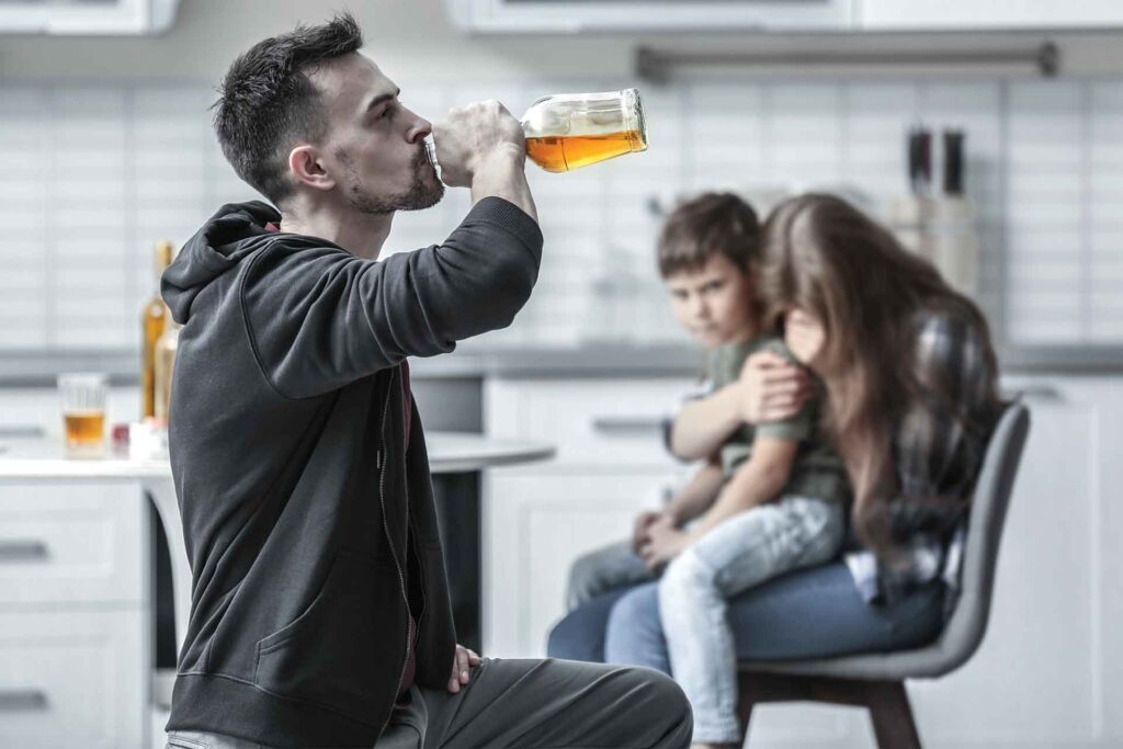 Ajudar um alcoólatra na família pode ser uma tarefa difícil, mas isso pode ser recompensador para o seu relacionamento com o ente querido.